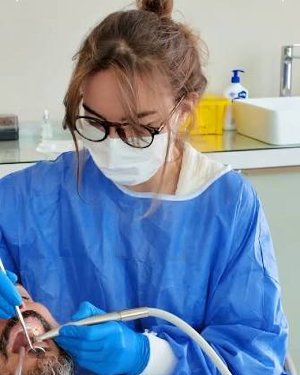 Dt. Duygu Gözkaya Yazmanoğlu tedavi sırasında